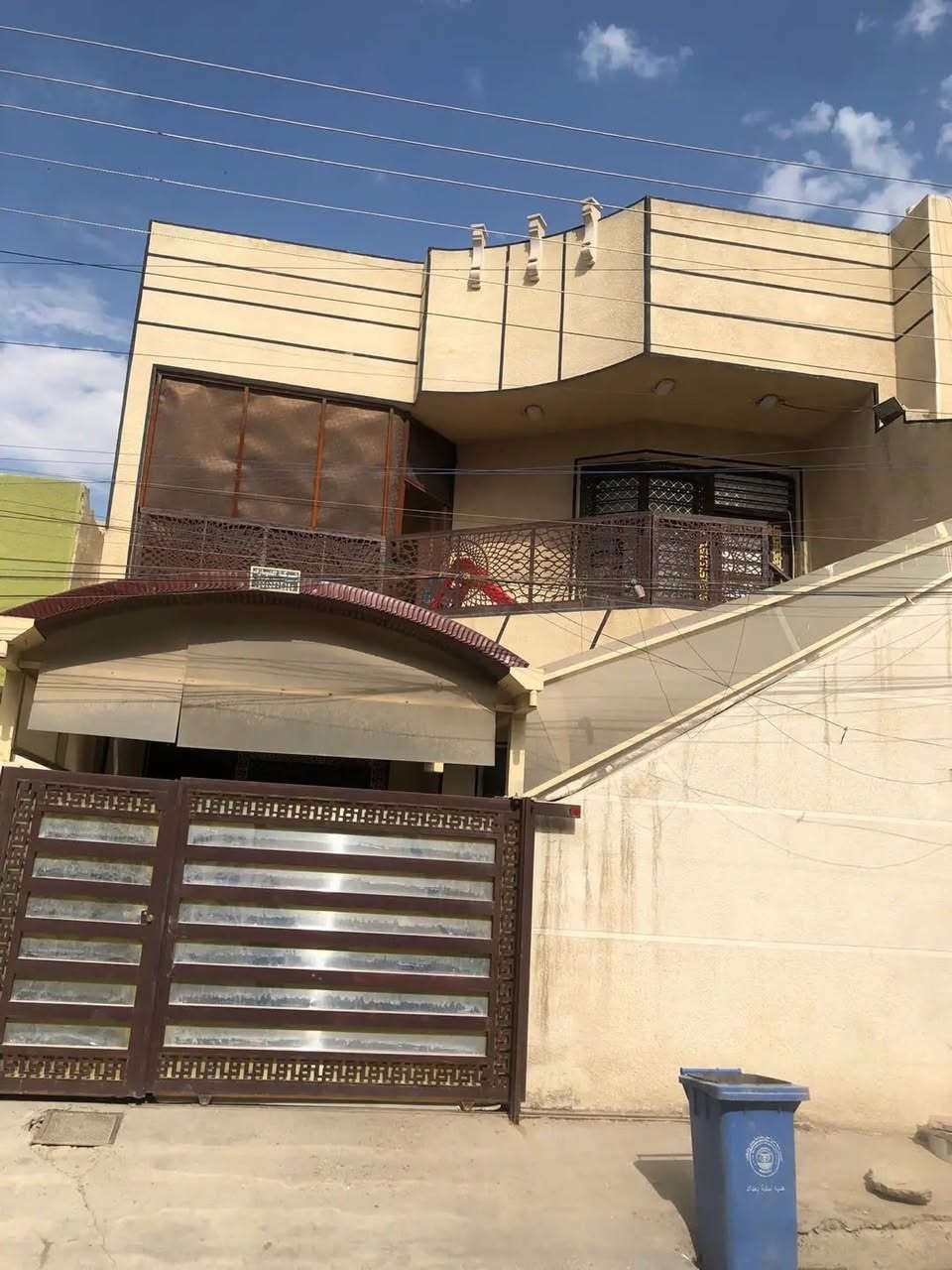 دار للبيع 
مساحة ١٥٠
كراج 
غرفتين واستقبال وهول ومطبخ وخدمات
درج خارجي
شقتين فوك 
العنوان/ كفاءات السيدية 
للاستفسار ***********
