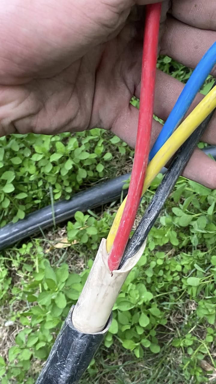 السلام عليكم
كيبل ٣ فيز الفنار ١٨ مترة للبيع
للتواصل عالواتساب ***********
