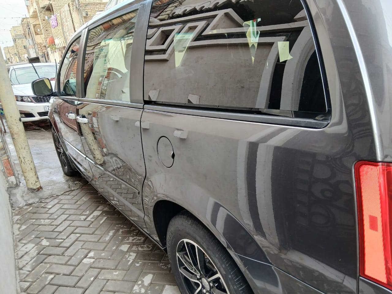 دوج كرافان موديل 2017 حادثه موضح بلصور سعره 180$ وبيها مجال بسيط للمعلومات اتصال على رقم ***********
