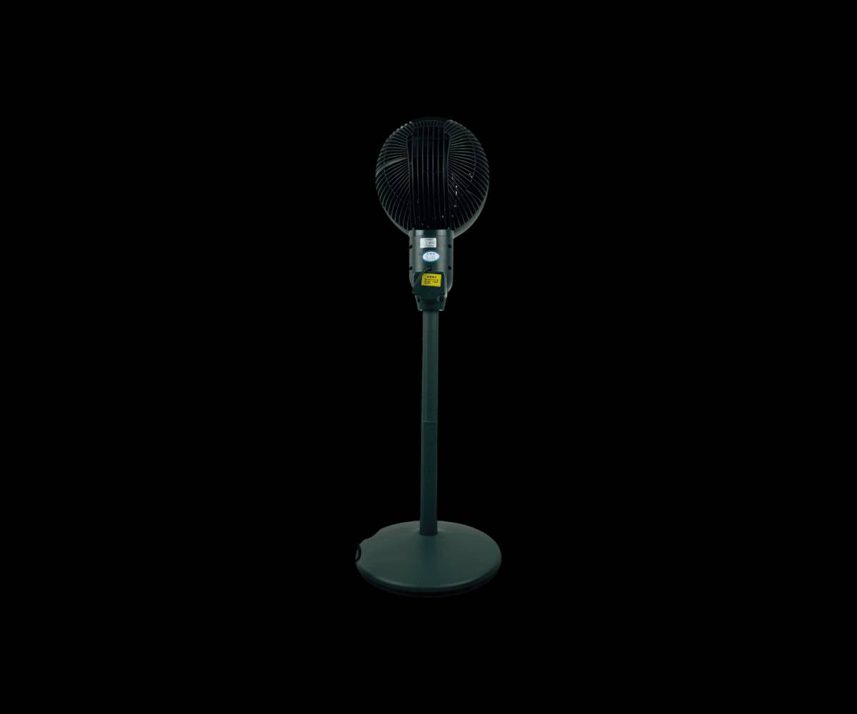 مدفأة فان عمودية متحركة CAMEL

الاستخدامات

تدفئة الغرف المتوسطة والصغيرة بسرعة وكفاءة.

مناسبة لغرف النوم، غرف الجلوس، المكاتب، والمحلات.

مثالية للاستخدام المنزلي اليومي خلال فصل الشتاء.

تُستخدم كمدفأة هواء مع توزيع دائري للحرارة.

المميزات

تصميم عمودي متحرك بقاعدة ثابتة لسهولة النقل.

نظام توزيع هواء دائري لتدفئة متساوية في جميع الاتجاهات.

عنصر تسخين داخلي عالي الكفاءة.

قرص تحكم أمامي لاختيار وضع التشغيل بسهولة.

شبك حماية معدني أمامي لمزيد من الأمان.

زاوية رأس قابلة للتعديل لتوجيه الهواء الدافئ.

تشغيل كهربائي مباشر.

مناسبة للاستخدام الداخلي.

جودة تصنيع من ماركة CAMEL.

القدرة الكهربائية: 2000 واط

قابس كهرباء أوروبي ثنائي.

محتويات الصندوق

مدفأة فان عمودية CAMEL.

قاعدة تثبيت سفلية.

دليل الاستخدام.

كرتونة تغليف أصلية.

الملاحظات

للاستخدام الداخلي فقط.

يُفضل عدم تغطية المدفأة أثناء التشغيل.

إبعادها عن الماء والرطوبة.

تُفصل عن الكهرباء عند عدم الاستخدام.

المنتج يسلم مفكك جزئيًا (قاعدة + عمود + رأس).

قياس الكارتون: الطول: 50 سم  العرض: 28 سم  الارتفاع: 32 سم