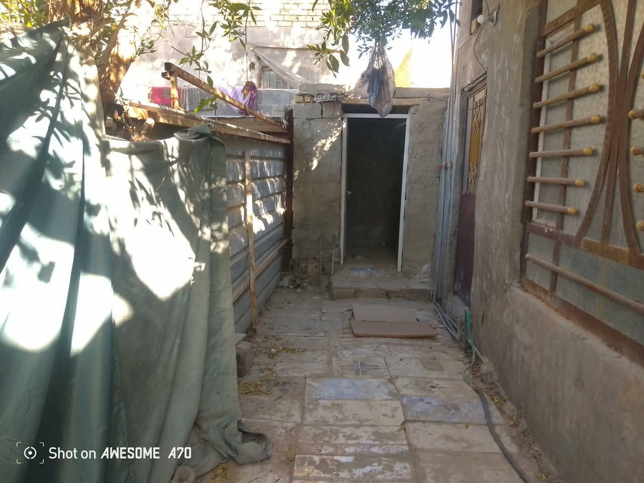 السلام عليكم
 عندي دار للبيع المساحه 75 متر بس مكاتبه فقط اكثر من 75 المساحه بيهون ومطبخ مجمع صحيات غرفه نوم البيت عقاده الموقع البكرلي الرابعه السعر 20 وبي مجال الاستفسار مراجعه مكتب عقارات الحسام اتصل على رقم الهاتف ***********
*********** 
اخوكم ابو مومل
