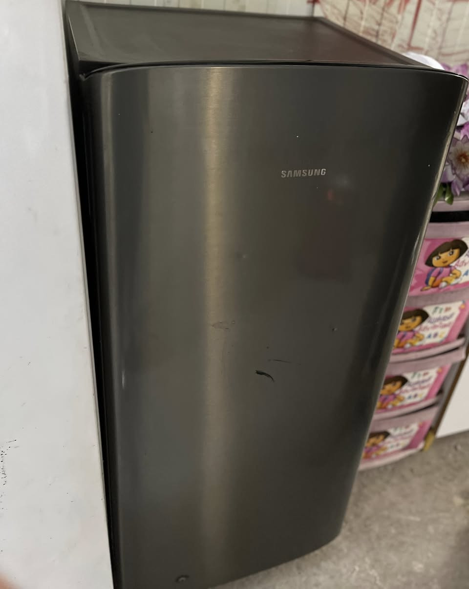 ثلاجه للبيع نظيفه حيل ما بيها اي عيب ولا خيسان شرط التشغيل والتجميد سعرها ب ١٠٠ وبيها محال بسيط


**إذا كنت صاحب هذا الإعلان وتريد حذفه لأي سبب، رجاءا أرسل رسالة إلى الدعم الفني**