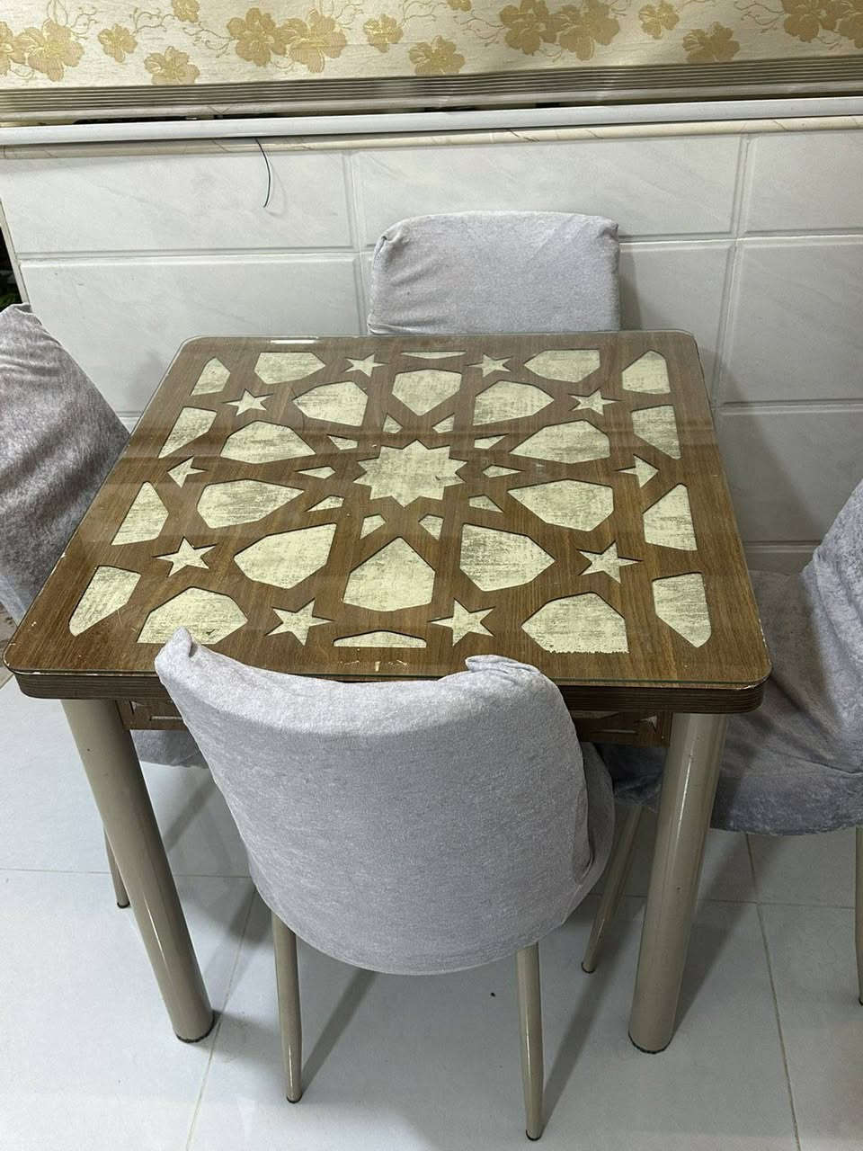 سلام عليكم شلونك حبايب جبنالكم ميز طعام مرتب وبنفس الوقت نضيف  نضافته 95/100 وبسعر مناسب اليريده يراسني خاص *********** وتساب
