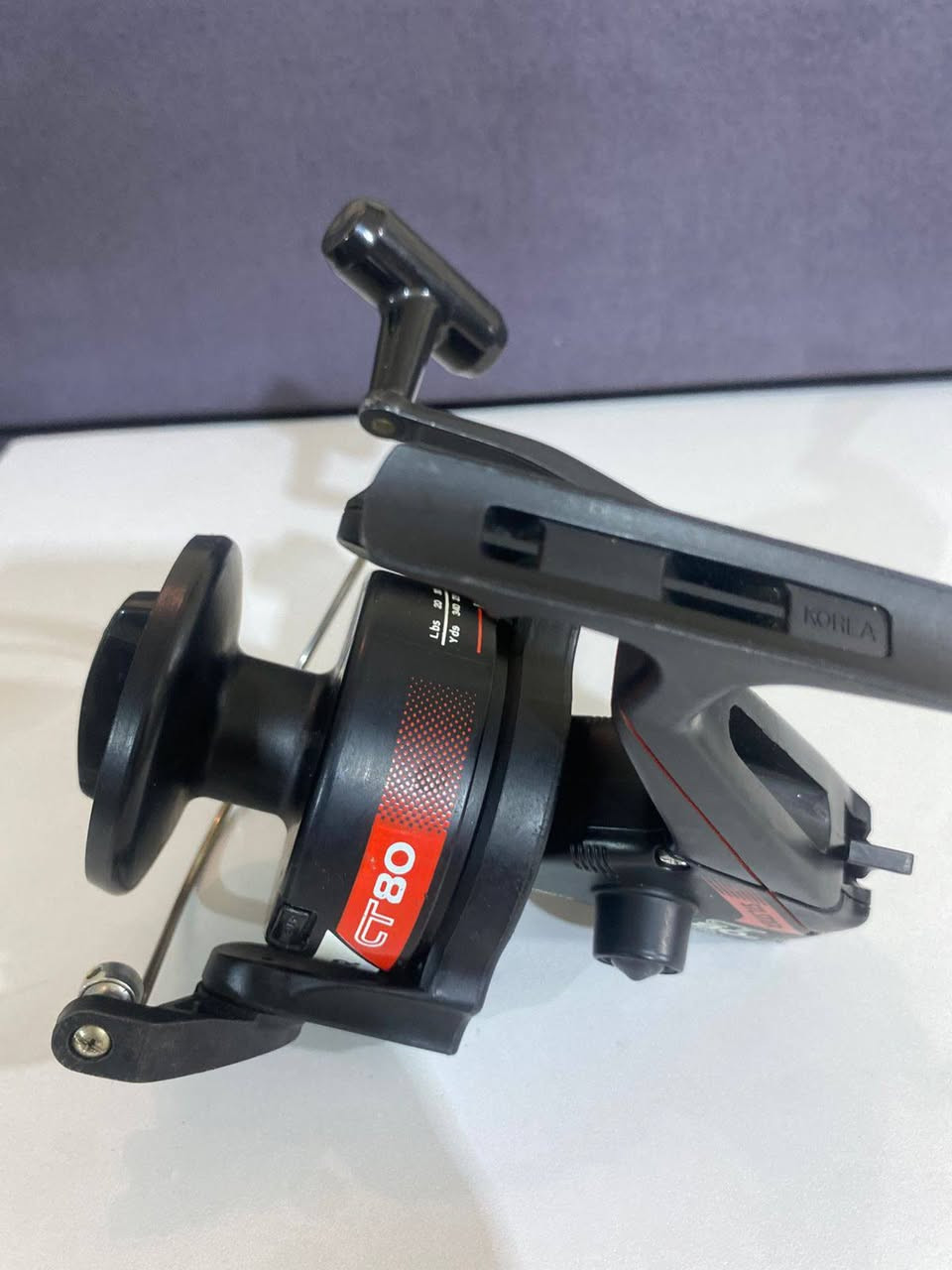 السعر ٧٠ ألف عراقي
الماكينة  Silstar (سيلستار)، 
وهي ماركة كورية عريقة ومشهورة جداً في العراق بجودتها ومتانتها، خاصة الإصدارات القديمة منها.
​إليك التفاصيل 
​1. تفاصيل الماكينة (Silstar CT 80B)
​الاسم بالعربي: سيلستار CT 80B (جرافيت).
​المنشأ: الماركة أصلها كوري (Korea)، وعادةً ما تكون هذه الموديلات من إنتاج الثمانينات أو التسعينات.
​الحجم هو 80، وهذا يعتبر حجم كبير جداً. هي مخصصة للصيد الثقيل (Heavy Duty)، مثل صيد الأنهار الكبيرة (دجلة والفرات) للأسماك الضخمة كالبني والقطان، أو للصيد البحري.
​نسبة التروس (Gear Ratio): 4.1:1، وهي نسبة بطيئة لكنها تعطي "عزم وقوة سحب" عالية جداً (مثل نمرة 1 بالسيارة).
​2.  (شكد تشيل خيط)
​بناءً على المعلومات المكتوبة على "البكرة" (Spool):
​إذا كان الخيط بسمك 0.45 ملم: تشيل حوالي 135 متر.
​إذا كان الخيط بسمك 0.50 ملم: تشيل حوالي 110 متر.
​بما أنها ماكينة كبيرة، يفضل استخدام خيوط قوية (0.45 إلى 0.60 ملم


**إذا كنت صاحب هذا الإعلان وتريد حذفه لأي سبب، رجاءا أرسل رسالة إلى الدعم الفني**