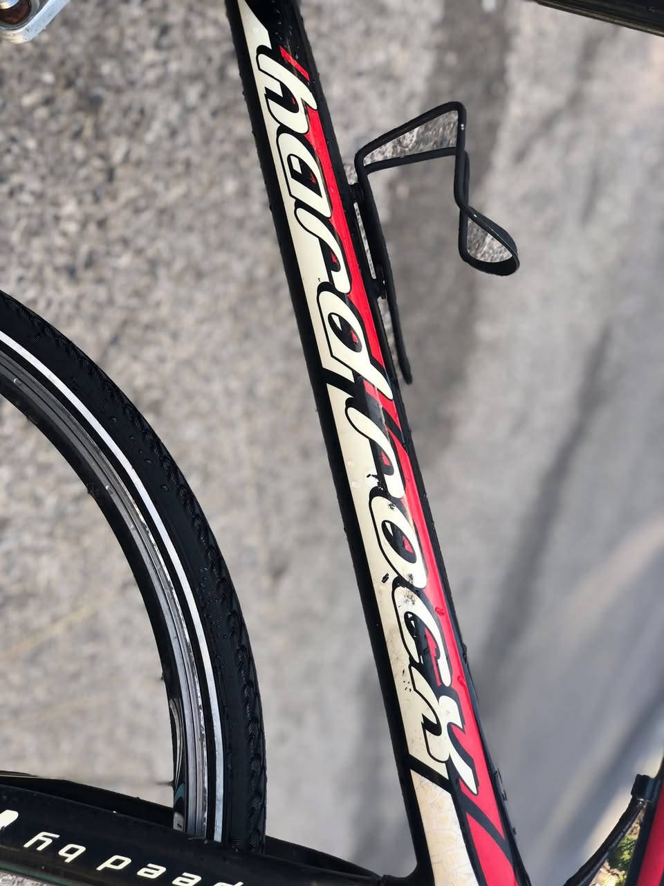 دراجة / امريكي
ماركة / hardrock 

C700

قياس / ٢٨ 

المنيوم 

ماشة كاربون 

٩*٣ كير Shimano deore  

مكينة خلفي / shimano deore XT 

مكينة امامي / shimano deore 
 
سعر / ٢٣٥ الف وبيه مجال حك الجية

مكان النجف

توصيل لا يوجد


**إذا كنت صاحب هذا الإعلان وتريد حذفه لأي سبب، رجاءا أرسل رسالة إلى الدعم الفني**