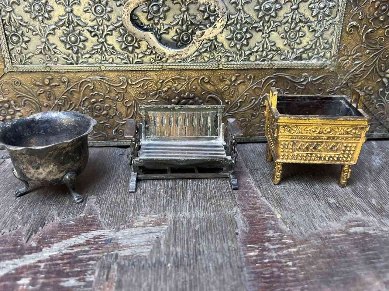 و
مجموعة نحاسيات نحاس احمر نقش يدوي وطلاء فضة مزهريات ومصغرات ومنقلة و علبة ١٤ قطعة
سعر المجموعة كامل ١٧٠ الف يعني القطعة ١٢ الف
واتساب ***********
