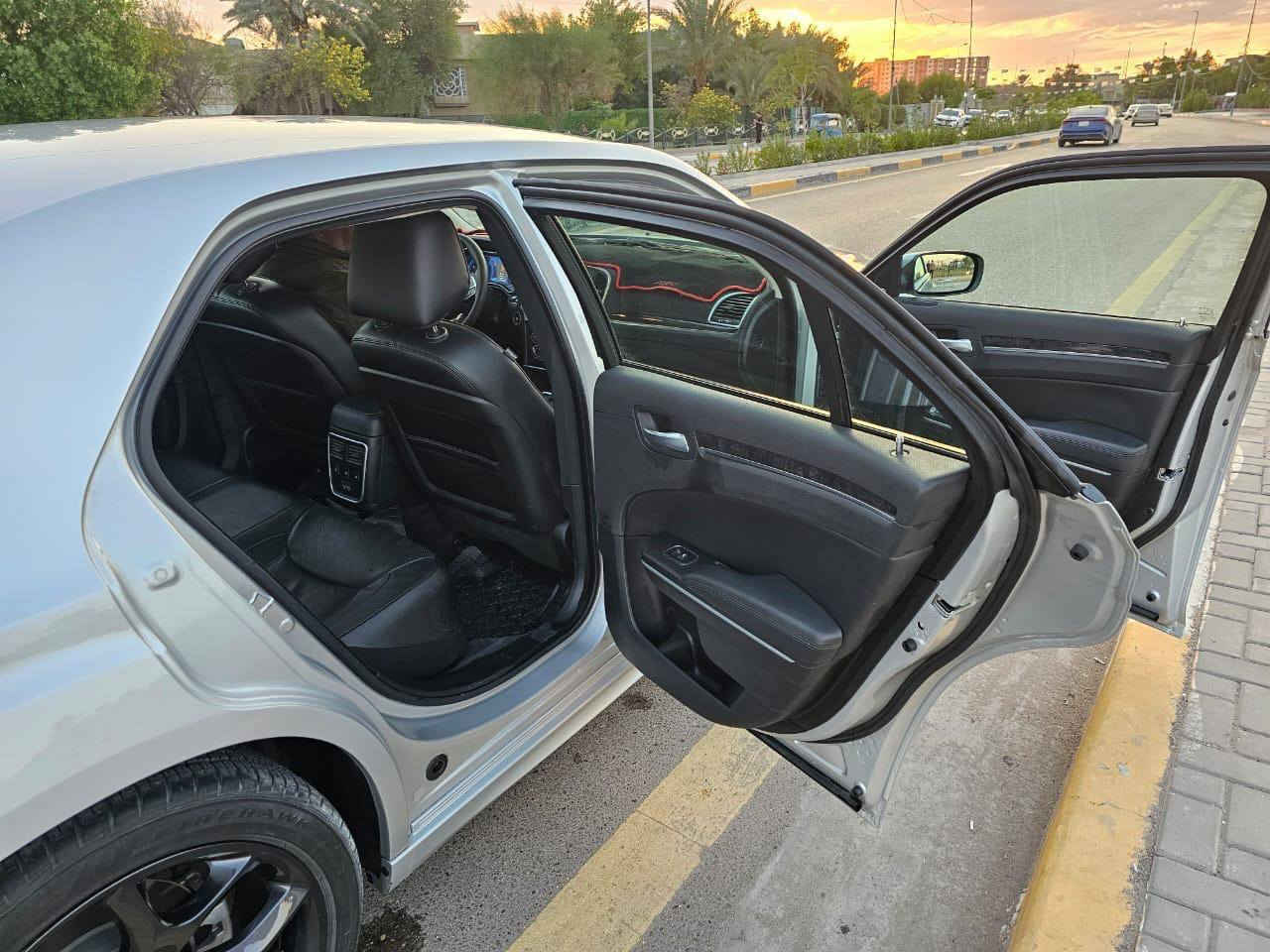 السلام عليكم...
كرايسلر 300 اوباما 2023 
ماشية 30.000 
ستة سلندر 
حادث بداية الجاملغ وبداية البنيد موضح بالصور بدون دواخل 
مواصفات التيورنك معروفة 

كير مكينة حدادية كهربائيات كلهة بشرط. 
رقم بغداد هزة جديدة شرط التحويل. 
السعر: (300 ورقة يعني 3 شدات وبيها مجال جدأ بسيط حك جيتك ) 
مكان السيارة بغداد البياع 
للتواصل عل الرقم فقط.... 

 *********** بغداد, العراق
