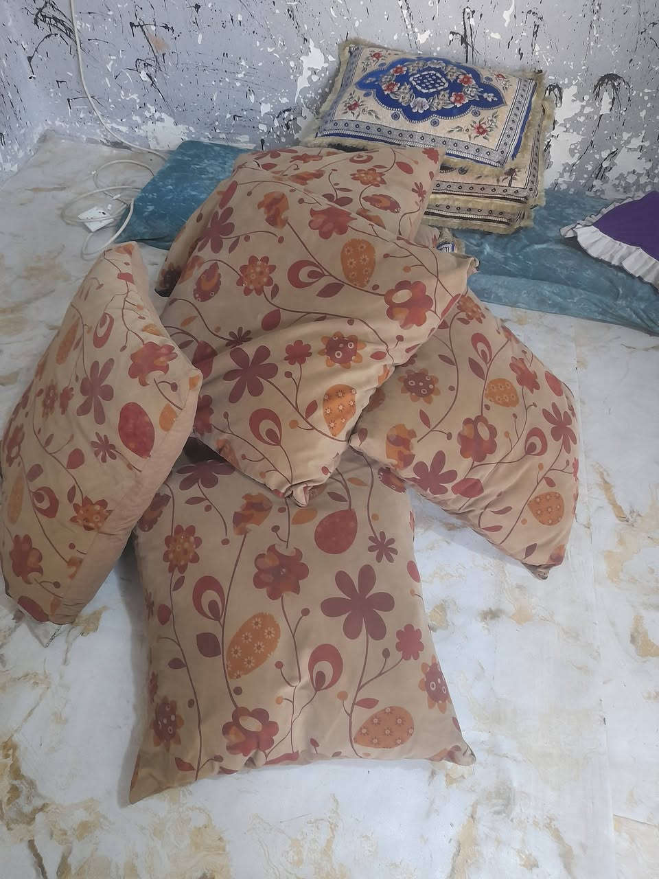 للبيع كنتور صاج ٦ أبواب ٢٠٠  والبطانيات ودواشك نظيفات ٢٥ ميز صاج مع زاوية ٢٥ كوشات ديباج حجم كبير مع ٤ مخاد ٢٠ فرشه صيفيه ٥  تواصل *********** بغداد الحريه
