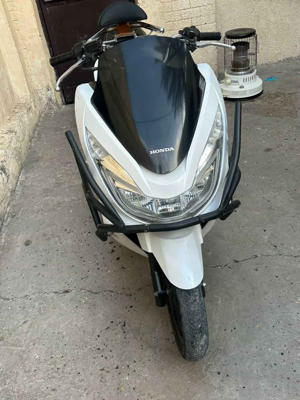 السلام عليكم
دراجه بي سي اكس جيل الثاني ياباني مكفوله من كلشي 
مكينه 150  مكان الحريه ساحه عدن اي استفسار اتصل وتدلل ***********
