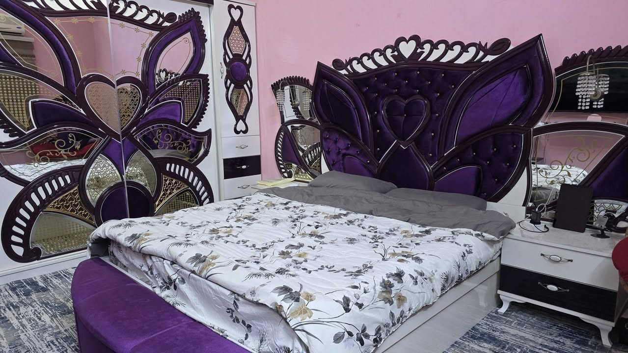 سلام عليكم من رخصه الادمن
الغرفه مشتريها ب ١٧ ورقه 

ورايدها بمليون بس 

الغرفه شرط الخدش الواحد تاخذها بلاش 

الغرفه شرط اللمعه لمعه مال سيارات حديثه 

الخشب HDF تركي درجه اولي وليس ثانيه والخشب ثكيل 
قياس القنصور ٣ متر زايد ١ متر ملحق ارتفاع ٢.٥ والعمق ٦٠ سانتيم
الغرفه ضخمه ماشاء الله 
واليحب يتاكد من سعرها خلي يشوف الكوخ التركي للاثاث اني مشترها منهم شوفو اسعارهم 

اخوان ما ارد ع التعليقات رقم تلفون ***********
