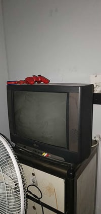 تلفزيون القيثارة نضيف وكلشي مابي فقط الريموند ماموجود ويا , انطيك برنا...