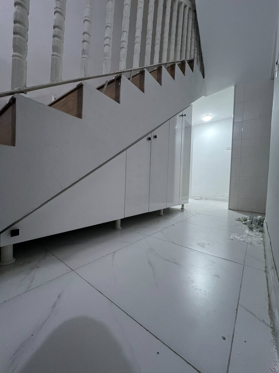 السلام عليكم
جزء من اعمالنا مخزن تحت الدرج
لحفظ اكياس الطحين والبقوليات 
وكل غراض البيت 
***********
