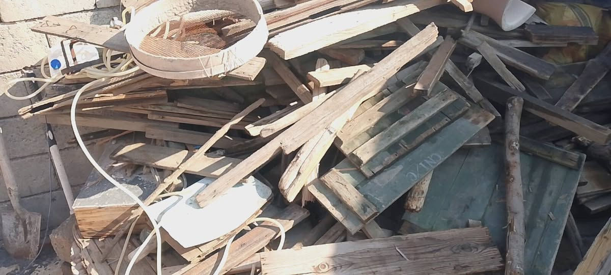 الياء خشب للبيع اللي يريده يخابرني سعر مناسب ***********
