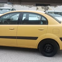كيا ريو 2006كير عادي تبريد شغال 💯 مكينه وكير جدد 👌 مصفره هيه ✌ غرفه نض...