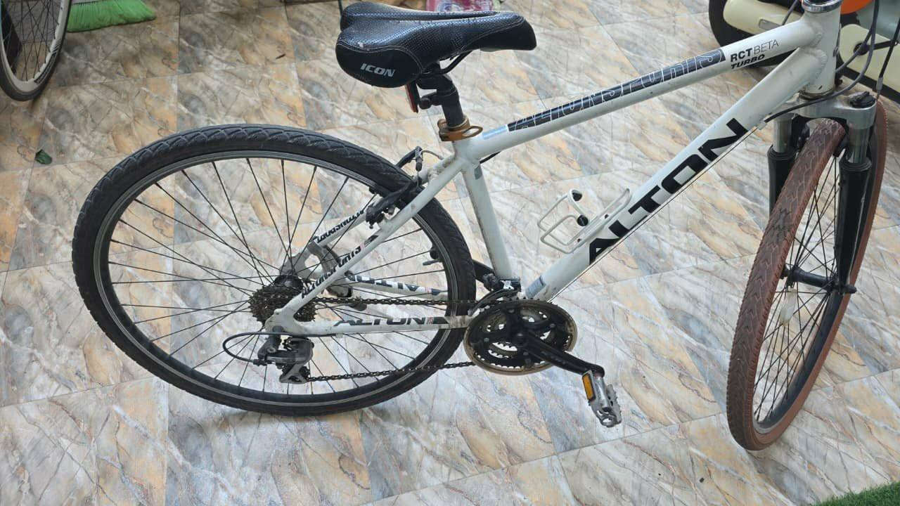 بليسكل C700 باله دبل امامي شغال بدالات شيمانو أصلية كله على البلاد فقط التايرات مبدله 
***********

