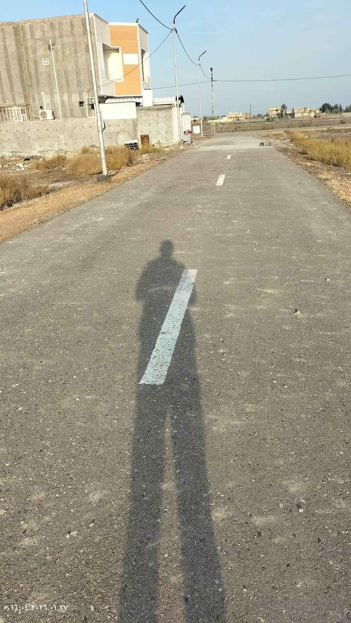 السلام عليك توجد لديه قطعه للبيع للبيع المساحه 200متر الواجهة 10ونزال 20 خدمات كامله ماء كهرباء ونادره اليليه وتبليط شوارع مركز صحي صيدليه أسواق المكان بابل حله ورديه داخل يم علي ابن الحسن المثنى تبعد عن المركز 5دقايق وعليه خط كيات تقسيم جديد وبيه بناء السعر امناسب ويوجد معمل غاز يمه الاستفسار اكثر الاتصال على الرقم *********** طابو سند 25 تحويل مباشر بسم المشتري
