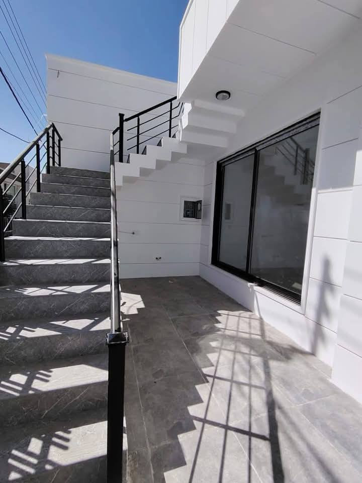 بيت للبيع كلش حلو نرخی زۆر گونجاو     ***********
في السليمانية منطقة رابرين جديدة ، مساحة 200متر ، موقع كلش حلو ، قريب عن سوق و باص ، واجهة قبلة ،  
طابق الاول  ( ا ستقبال - مطبخ - مساعد مطبخ - هول - غرفتين النوم - صحيات )
للسعر والتفاصيل اتصل بهذا الرقم 👇 
اتصال + واتساب + فايبر
