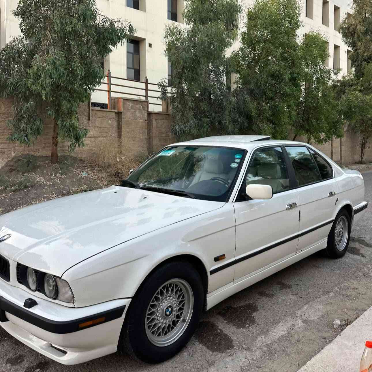 سلام وعليكم للبيع بي ام 520 محرك 525 كير تومتيك رقم اربيل سنويه و هزه جدد بسمي اني الشرعي محرك كير تبريد شرط كهربئيات كلها شغاله تنته سياره جاهزه من كلشي طخم  جديد كشتات جلد سياره مال بيت مكان السياره موصل السعر 68 وبيها مجال الاستفسار ***********
