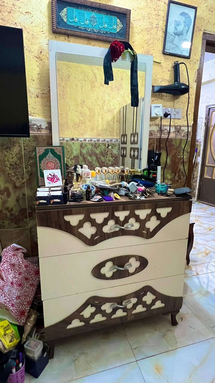 غرفة تركية ٤ قطع للبيع سعرها ١٨٠ الف وبيها مجال
شويه متعوبة من الداخل 
باب الكنتور واحد منهن يحتاجله جرغ 
مجرات الميز تواليت تحتاج تصليح بسيط
سعرها مناسب مستعجل ع بيعتها


**إذا كنت صاحب هذا الإعلان وتريد حذفه لأي سبب، رجاءا أرسل رسالة إلى الدعم الفني**