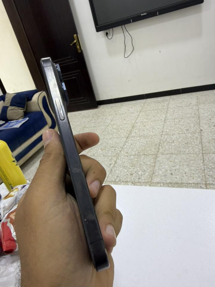 السلام عليكم أيفون 15 برو ماكس دبل سيم كارت 256 بطارية 90 بي ضربات بالحواف موضحة بالصورة السعر المطلوب 975 وبي مجال المبايل مال بيت ***********
