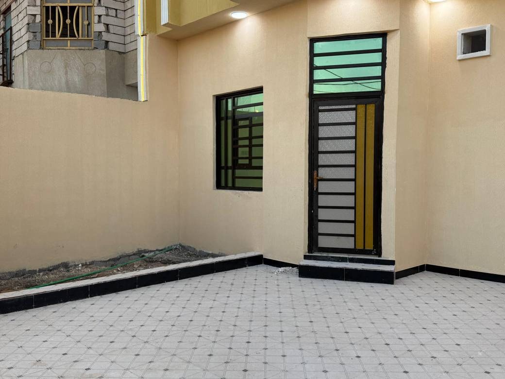 السلام عليكم يتوفر دار سكني في باب الهواء
مساحه البيت 200متر 
البيت يحتوي علئ غرفتين واستقبال ومطبخ وصحيات 
الببت جديد
سعر البيت 90وبي مجال
*********** البصرة, العراق
