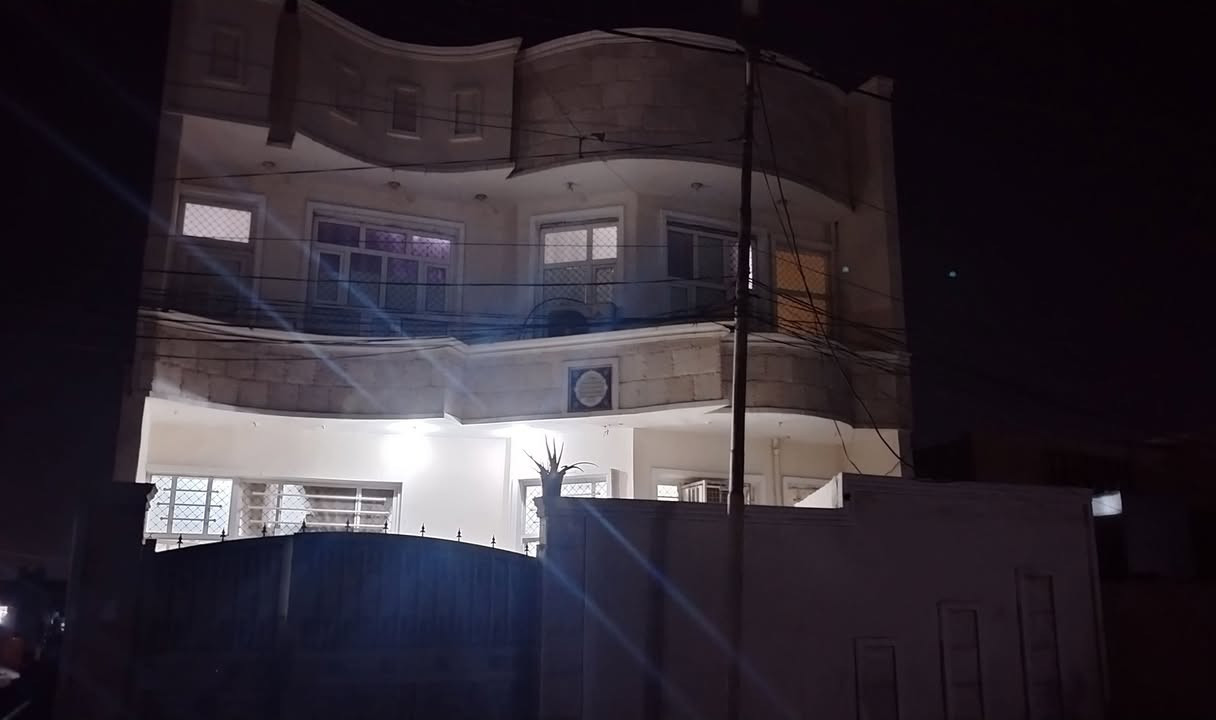 بيع مستعجل سعر منساب جدااا
السلام عليكم للبيع مساحه ٢٠٠ زراعي في قريه الحاج ناصر بيت خير من الله كامل مكمل من كلشي بناء سنه 2023 يتكون البيت من طابقين
محتويات الطابق الأول
صحيات خارجيه و صحيات داخليه
استقبال
صاله غرف نوم عدد 2
مطبخ
محتويات الطابق الثاني
نفس الطابق الأول تماما هم استقبال وصاله و غرف نوم عدد 2 و مطبخ يعني البيت مو واحد بيتين
الموقع/ المفرق قرب جامع الحاج ناصر في قريه الحاج ناصر 
ملاحضة البيت ركن و اعله بيت في المنطقة
للتواصل على الرقم ***********
