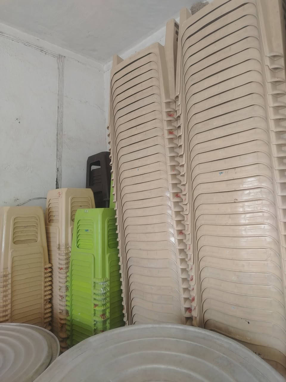 كرسي عدد ٢٥٠
طببله عدد ٢٠٠
*********** بغداد ناحيه الوحده قرب بسمايه
