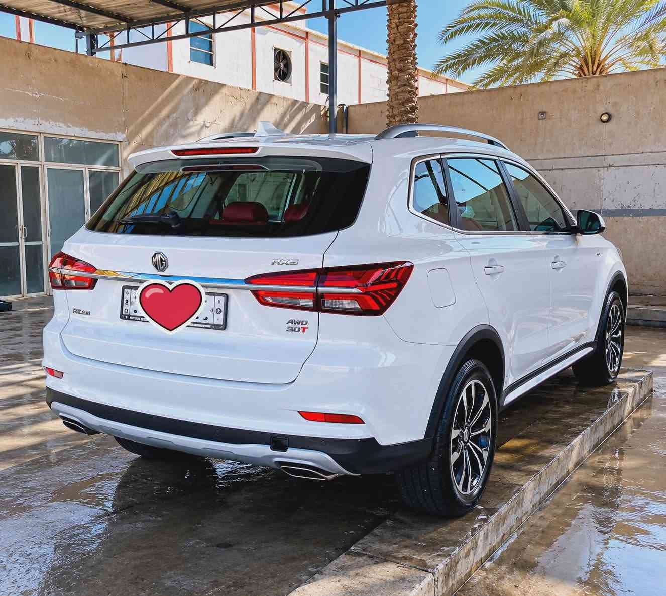 MG RX5 COMFORT 2022 AWD 30T امتياز خليجي يعني مو صيني من الشركة الام ماخوذة گبل وبس شخصين ملكوها
قم بغداد انجليزي هزة جديدة قبل فترة وسنوية نهاية ال27 باسمي ثاني يوم احول مشروع وطني
اللون أبيض لؤلؤي
محرك 2.0 تيربو
نظام دفع رباعي AWD
ناقل حركة DCT دبل كلتش ست سرعات
وبيها نظام ايكو وسبورت
من الصفر للمية ب8 ثواني
قوة 220 حصان 
عزم 350 نيوتن/متر 
شاشة وسطية كبيرة 
كاميرا خلفية
حساسات ركن  
مراية وسطية بيها نظام مانع انعكاس للسيارات الخلفية
تشغيل بصمة ودخول ذكي
هاند بريك إلكتروني
Auto Hold
مثبت سرعة
مقود متعدد الوظائف
Apple CarPlay
فتحات تكييف خلفية 
مرايا كهربائية مع طي كهربائي
مصابيح LED
جنطة ألمنيوم واسعة
فتحة سقف بانوراما طگتين كاملة 
مقاعد جلد ماروني
نظام الثبات الإلكتروني ESP
نظام مراقبة ضغط الإطارات TPMS
مساعد صعود المرتفعات ونظام المنحدرات
6 وسائد هوائية
حساسات مطر
عادم مزدوج
بلكات جديدة ان جي كي الياباني 
تايرات وكالة شركة مشلن 
بيها داشكام ازدوم اصلية العالمية  فئة عليا m550 هي وتركيبها والكت فيوز مالتها  بال250 الف وحدها تصور فو ركي
ماشية 41 الف داخل الضمان للي يحب الضمان فلاتر كلها جديدة وكالة قبل فترة 
ووياها سيت بلكات جديدة ما مستخدمة 

ملاحظة للامانة وقول الحق السيارة بيها طخة بسيطة كلش بالدعامية الخلفية ورجعت بارد وتكحيل بگد الاظافر وموجودة صورة مخلي عليها  والبگ لايت انفطرت المازدة وبدلته للجمالية جبت واحد وكالة جديدة
 ومسويلها ادامة كاملة ونقطة بانزين عادي ما داخللها بس محسن ودهنها كله الاصلي وكالات عالمية تخليقي
السيارة تخبل وبالعافية عالياخذها بس لان محتاج فلوسها 
سعرها 130 ورقة وبدون كسر بالحلال السيارة فول وفئة عليا
رقمي ***********
مكاني كربلاء طويريج المعلومات كلها مكتوبة
