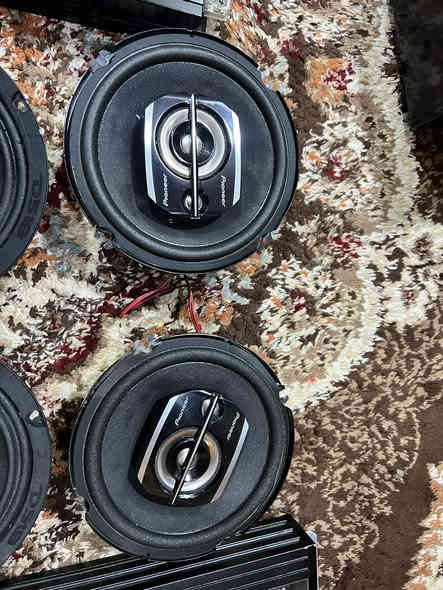 السلام عليكم من رخصه الادمن منضومه صوتيه كامله متكونه زوج سماعات مدرنج 480 واط
زوج سماعات بايونير جامبيون ٣٠٠ واط 

امبلي فاير ٣٦٠٠ واط اوديو ماكس 
***********
