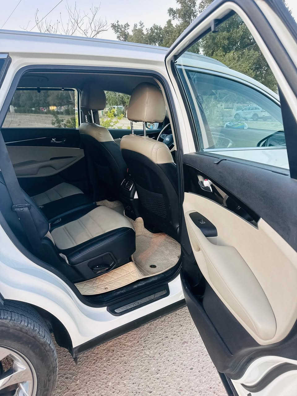 السلام عليكم
سورنتو خليجي ٢٠١٩ رقم بغداد دولي باسمي تحويل مباشر
٦ سلندر
٧راكب
٣ قطع تبريد
بصمة تشغيل وابواب
مري شفط 
جنطة شفط كهرباء 
كشنات جلد
كشنات كهرباء 
بردات بلادي
لايت زنون
بك لايت LED 
انضمة قيادة متعددة
شاشة كبيرة
كامرة دوارة
حساس خلفي
تحكم ستيرن جهتين

سيارة كلش حلوة وبالواقع احلى من الصور
تخم تاير جديد باتري جديد السيارة ماشية ٦٣ الف كيلو
كير ومحرك مكفول على وضع الشركة
مكفولة من الصبغ والبارد والتبديل والطخة (مكفولة من الدعامية للدعامية)

مكاني بابل الحله السعر255 ورقة وبيها مجال بسيط حق الجية
للأستفسار  
الاتصال بالرقم 
***********
***********
***********
