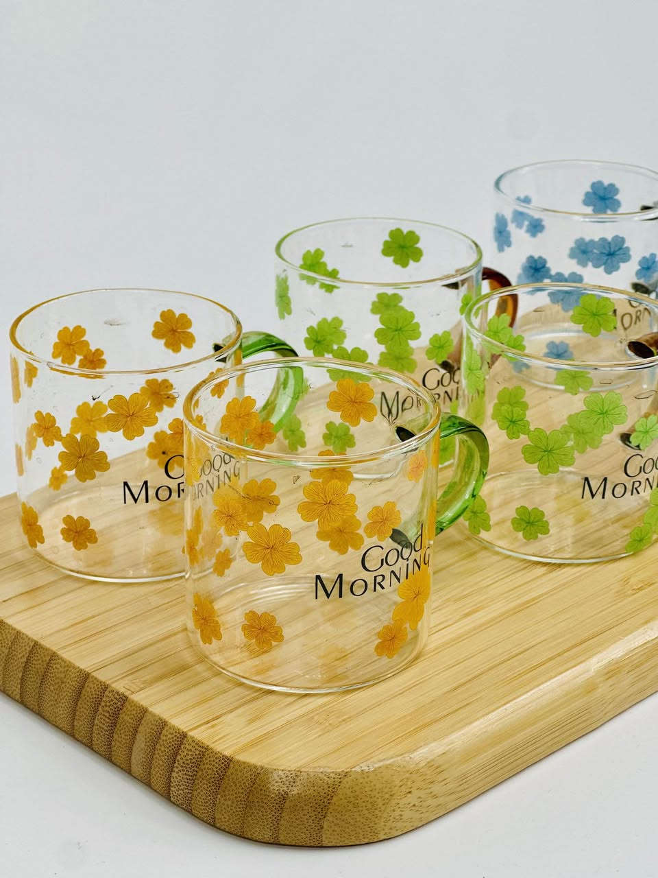 السيت مو "طقم" تقليدي، بل يجي بتصميم عشوائي ومودرن؛ يعني لون اليد يختلف عن لون الورد، وهذا ينطي شكل كلش "فانكي" ومميز للميز.
الأكواب زجاج شفاف درجة أولى وعليها عبارة Good Morning، وكل كوب يجي بتشكيلة ألوان (أزرق، أخضر، برتقالي) تختلف عن الثاني.
وعلمود تحافظين على هاي الألوان وما تروح، غسليها بإيدچ وبإسفنجة ناعمة وابتعدي عن غسالة المواعين. حلة, بابل


**إذا كنت صاحب هذا الإعلان وتريد حذفه لأي سبب، رجاءا أرسل رسالة إلى الدعم الفني**