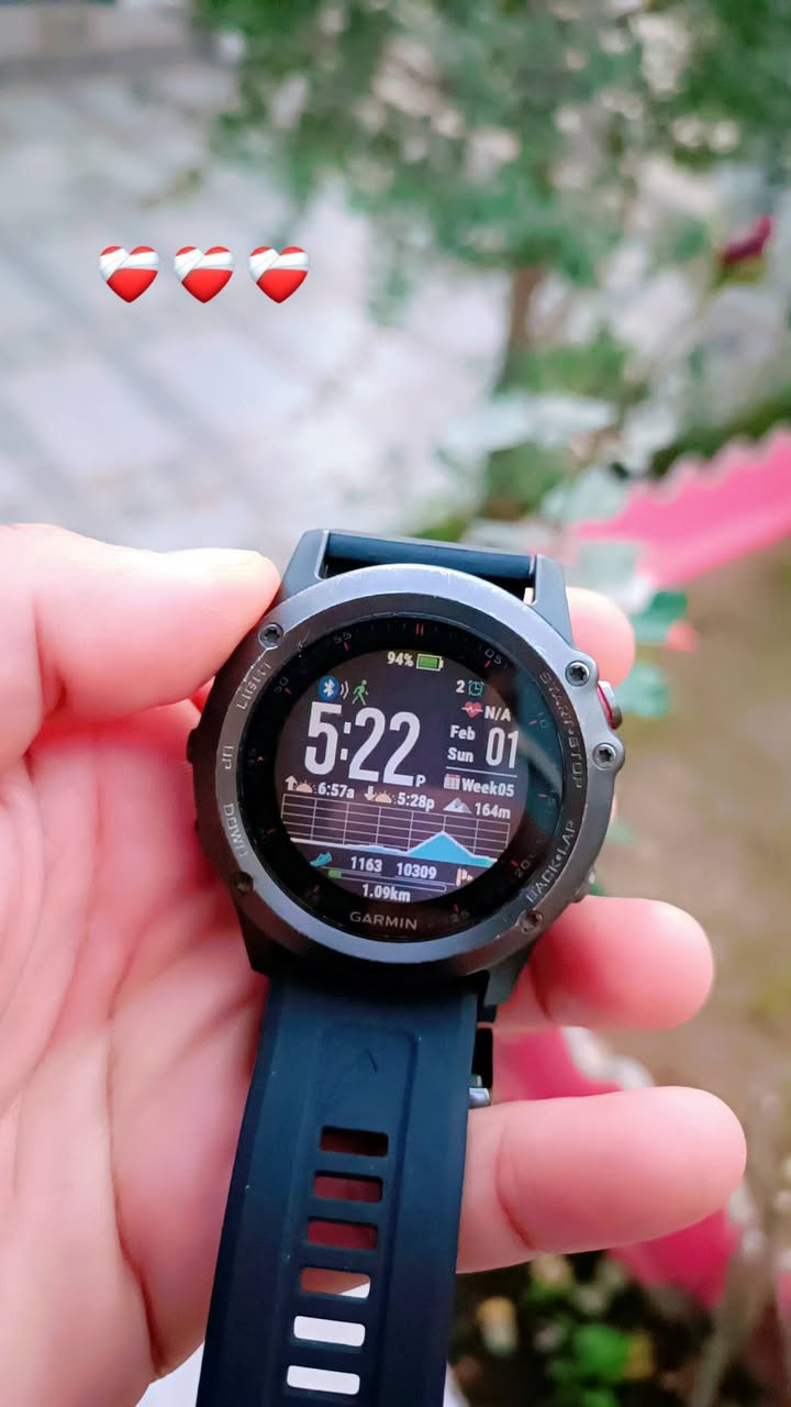 ساعة Garmin Fenix 3 Sapphire هي ساعة رياضية متقدمة ومتعددة الاستخدامات مزودة بنظام تحديد المواقع العالمي (GPS) مصممة خصيصاً لعشاق المغامرات الخارجية والرياضيين. يتميز طراز Sapphire بعدسة كريستال ياقوتي شديدة المتانة ومقاومة للخدش..
الميزات والمواصفات

تصميم متين: تتميز بهيكل مقوى من الألياف الزجاجية وإطار وأزرار من الفولاذ المقاوم للصدأ المطلي بتقنية PVD لمزيد من المتانة.

عدسة الياقوت: تحتوي على عدسة ياقوتية مقببة عالية القوة ومقاومة للغاية للخدوش، مما يجعلها مثالية للاستخدام في الظروف القاسية.

نظام تحديد المواقع (GPS) و GLONASS: تتضمن هوائي EXO™ متعدد الاتجاهات من الفولاذ المقاوم للصدأ يدعم كلاً من GPS و GLONASS لتوفير تتبع موقع دقيق وموثوق به في مختلف البيئات.

مقاومة للماء: مصنفة لمقاومة الماء حتى عمق 100 متر، مما يجعلها مناسبة للسباحة والأنشطة المائية الأخرى.

عمر البطارية: توفر عمر بطارية طويل يصل إلى 20 ساعة في وضع GPS، وما يصل إلى 6 أسابيع في وضع الساعة العادي (يختلف بناءً على الإعدادات والميزات المستخدمة).

شاشة Chroma ملونة: شاشة ملونة عالية الدقة مقاس 1.2 بوصة يمكن رؤيتها بوضوح في ضوء الشمس المباشر، مع إضاءة خلفية LED.

ميزات رياضية شاملة: تدعم مجموعة واسعة من الرياضات، بما في ذلك الجري وركوب الدراجات والسباحة والمشي لمسافات طويلة والتزلج والتجديف وغيرها الكثير.

ملاحة خارجية: تتيح لك إنشاء المسارات وتتبعها، وحفظ ما يصل إلى 1000 موقع للانتقال إليها، بالإضافة إلى وجود مقياس ارتفاع (altimeter) وبارومتر (barometer) وبوصلة إلكترونية.

اتصال ذكي: تدعم الاتصال اللاسلكي عبر Wi-Fi و Bluetooth، مما يتيح مزامنة البيانات تلقائياً مع Garmin Connect وتلقي الإشعارات الذكية من هاتفك. 

نظافته 99 لوك مع الشاحنه
السعر 125 مع التوصيل قطره 51 بطاريه كلش راقي


**إذا كنت صاحب هذا الإعلان وتريد حذفه لأي سبب، رجاءا أرسل رسالة إلى الدعم الفني**