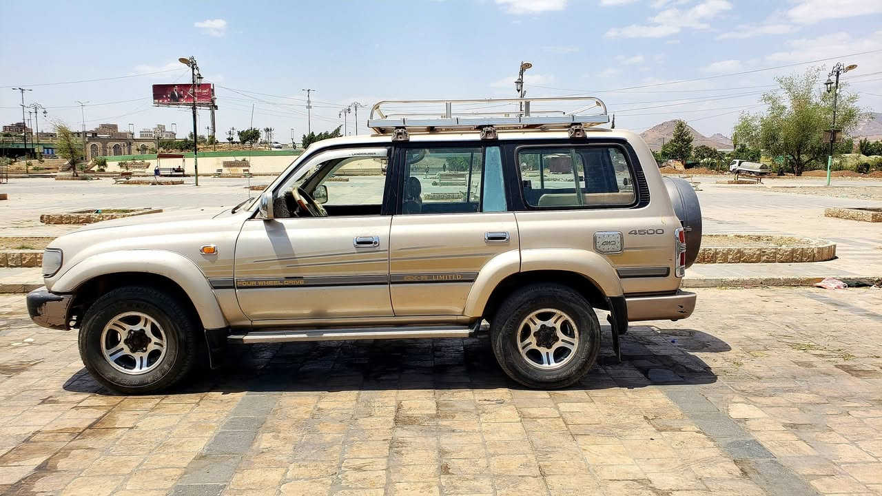 جوهرة مخزنة من 2011 💎🖤
🚘 تويوتا لاندكروزر GXR 
📅 الموديل: 1996
🎨 اللون: ذهبي ملكي - وارد خليجي 
⚙️ المكينة: 2GFZ 4.5 كاربريتر - مختمة على الشرط

✅ الحالة: شبه وكالة 
- الممشى: 61,000 كم فقط - مخزنة في قراج من 2011
- مالك أول، وأنت بتكون المالك الثاني بإذن الله
- بودي وكالة 90% بدون رش ولا حوادث
- المكينة 2GFZ كاربريتر: عزم قوي، ما تشكي حرارة ولا نقص زيت
- قير عادي + دبل ثقيل وخفيف شغال
- مكيف ثلج، كهرباء كاملة، تنجيد المقاعد وكالة
- كفرات + بطارية جديدة

🔧 ميزة: المكينة قابلة للتحويل حقن وكالة بدون قص ولا لحام.

موديل 96 آخر شكل 80 كاربريتر. سيارة مخزنة وممشى قليل ما تتكرر. للجمع وللعاشق فقط.

💰 السعر: 35,000$ قابل للتفاوض للصامل
📍 المكان: اليمن - صنعاء | قريب من الحدود السعودية
📞 اتصال + واتساب: 738271039 
📞 واتساب فقط: 782416384

صور العداد والاستمارة والمكينة موجودة. لا معارض ولا مباخسين.
#لاندكروزر96 #2GZ #كاربريتر #جي_80 #وارد_خليجي #ممشى_قليل #مخزنة


**إذا كنت صاحب هذا الإعلان وتريد حذفه لأي سبب، رجاءا أرسل رسالة إلى الدعم الفني**