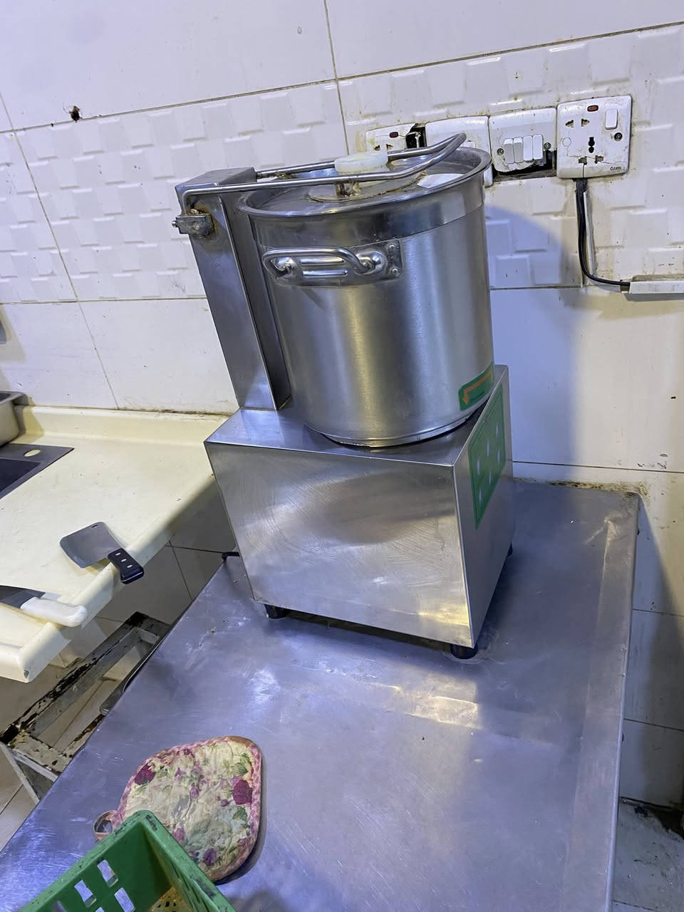 للبيع أغراض مطاعم على الفحص سعر الشوايه 550 سعر الكابسه مال الصاج 100 سعر مكينه ثرم 300 سعر الخلاط 450نضافه فول وسعر الرف سل ستيل 150وشرط كلشي على الفحص (***********)للستفسار
