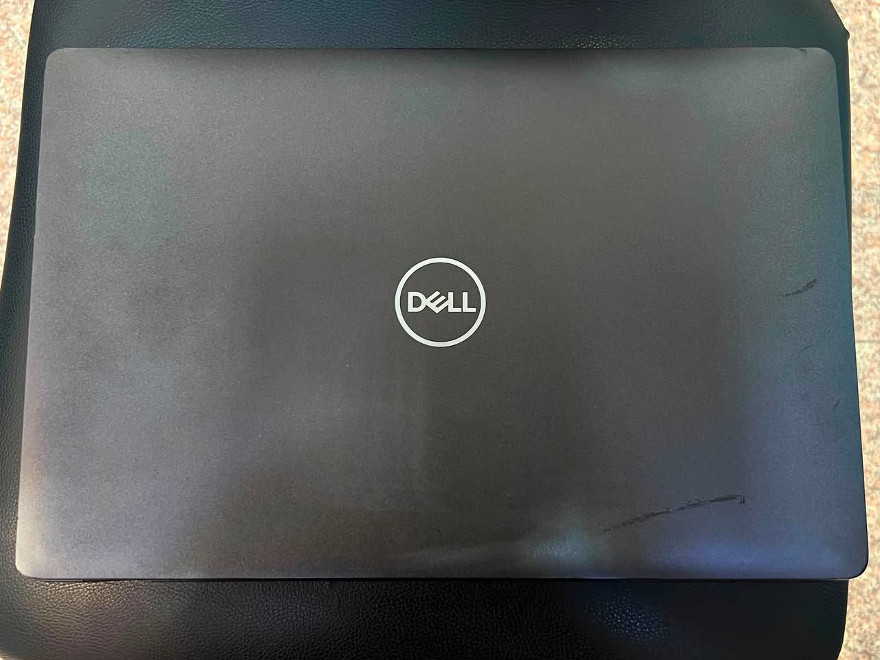 لابتوب من شركة DELL المعروفة
المعالج: Intel Core i5 (الجيل الثامن) - قوي وسريع جداً للمهام المتعددة ويدعم ويندوز 11 رسمياً رباعي النواه .
 الشاشة: بمقاس كبير 15.6 بوصة مريحة للعين ومضادة للتوهج.
 لوحة المفاتيح: كيبورد كامل يحتوي على أرقام جانبية (تصلح لأعمال المحاسبة والإكسل) مع زر التوجيه السريع (Trackpoint).
 كارت الشاشة: Intel UHD Graphics 620 المدمج (ممتاز للأعمال والتصفح وبرامج التصميم الخفيفة).
 الخصوصية: كاميرا ويب مزودة بغطاء حماية يدوي مدمج لإغلاقها في أي وقت.
الجهاز نظيف جداً وعلى الفحص وممتاز جداً للطلاب والموظفين وأصحاب الأعمال.
يجي وياها الشاحنة الاصلية + ماوس + حقيبة 

للتواصل:-***********
