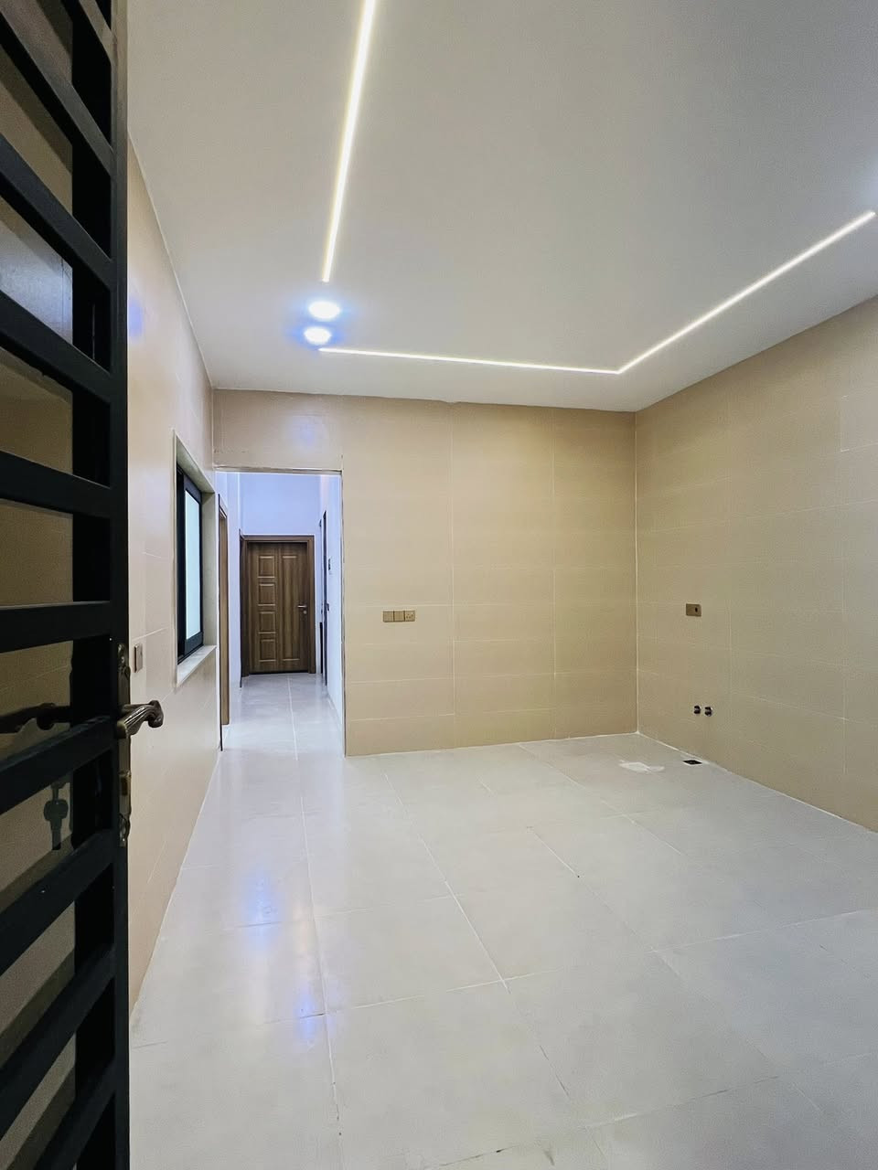 دار للبيع في حي الملايين الاولى مساحة البيت  140 م واجهة 7.5
‎🔹 الطابق الأول: استقبال + هول + مطبخ + غرفتين نوم / صحيات داخليه  

‎🔹 الطابق الثاني: 3 غرف نوم   +  هول + صحيات 

‎نظام البيت دكتات

‎صنف الارض / زراعي بستان ملك صرف + وصل تمليك بلدية 

‎للاستفسار / ***********
