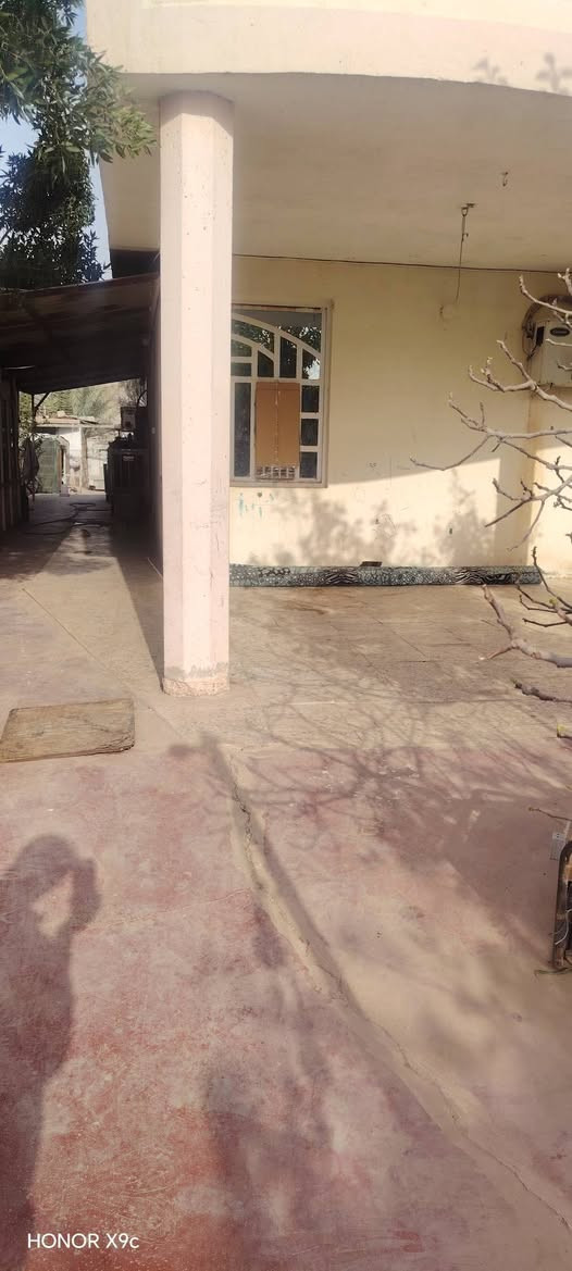 السلام عليكم نص دونم للبيع يحتوي على بيت مساحته ٢٠٠ متر ويحتوي على محلات عدد اثنين  متوفر بي ماء اساله وكهرباء وجميع الخدمات واجهيه النص دونم ١٧ ونص والباقي نزال كراج ياخذ ٤ سيارات اي استفسار هذا رقمي ***********
*********** واتساب
موقعها المدائن منطقه الورديه
