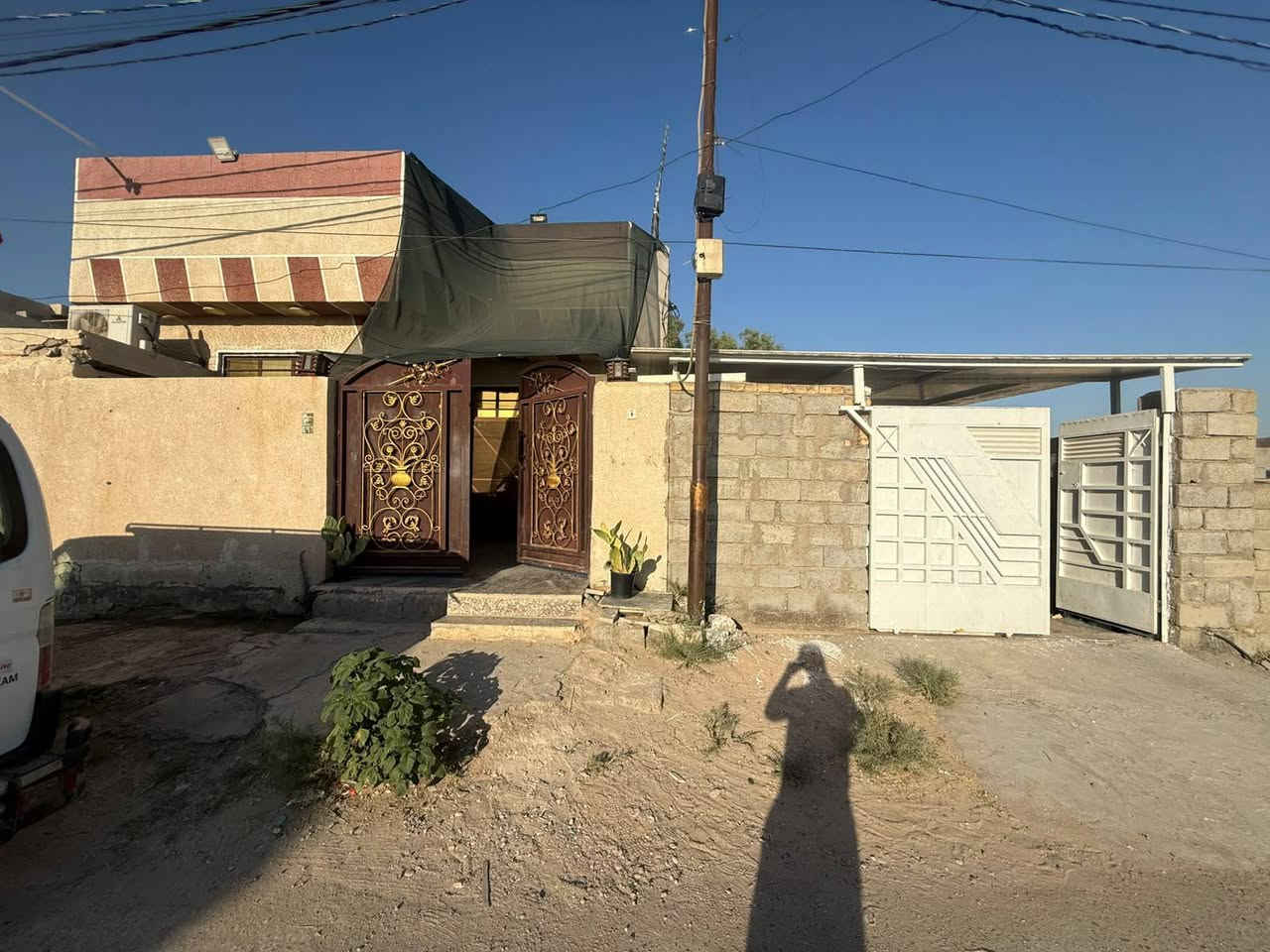 السلام عليكم
الموقع الراشدية قرية مجيد الناصر مجاور قرية الانتصار

بيت مساحة ١٥٠ متر واجهة ٧ ونص نزال ٢٠ 

ويا حديقة جانبية ١٠٠ بيها قمريه و كراج ٥ امتار

يحتوي على كراج واستقبال و مطبخ و صالة و غرفتين بالخلف و منور جانبي و ترك خلفي خلف و صحيات خارجي و داخلي 

ميزانية مدفوعة كاملة 

صوندات مي من الأبي ب الامام ٢ و بالخلف ٢ مجموعهن ٤ 

للاستفسار الاتصال على الرقم

***********
