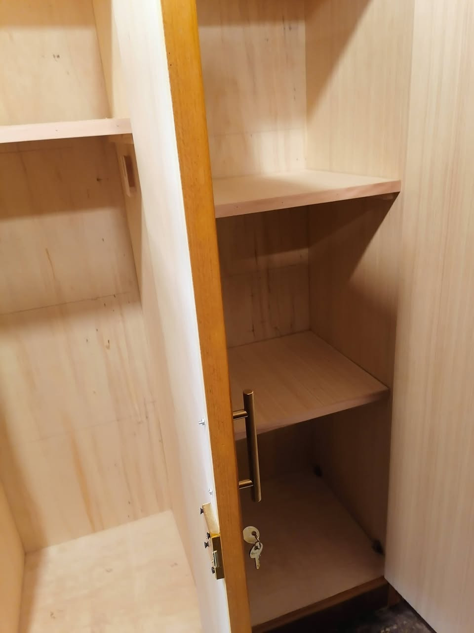 كنتور ٤ باب نقش زان جديد شغل توصيه صاج 5ملم كل باب معزول عن الثاني شغل توكمه درجة أولى معرض ابو حسن حي السكر مقابل ساحه غاز السكر ت *********** مستعدون لشراء غرف النوم والكناتير المستخدم
