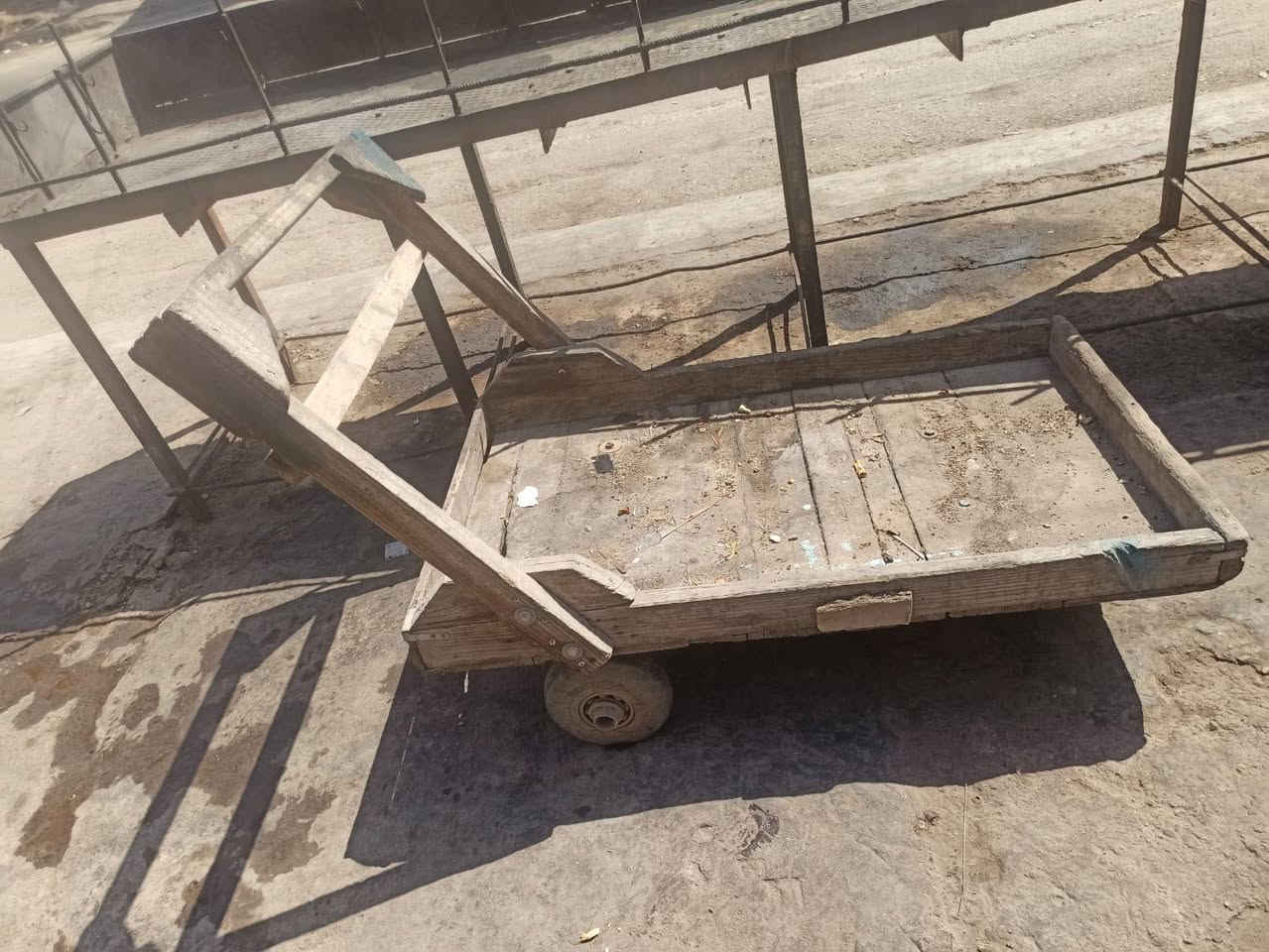 سلام عليكم   مبرده جديده استعمال شهر بس للبيع  سعر ٢٥٠   و جهاز رياضه جديد بعده للبيع ب ٦٠  عربانه سعرها ٤٠ و بيها مجال عنوان شعب حي اور  رقم تلفون
 ‭***********‬
