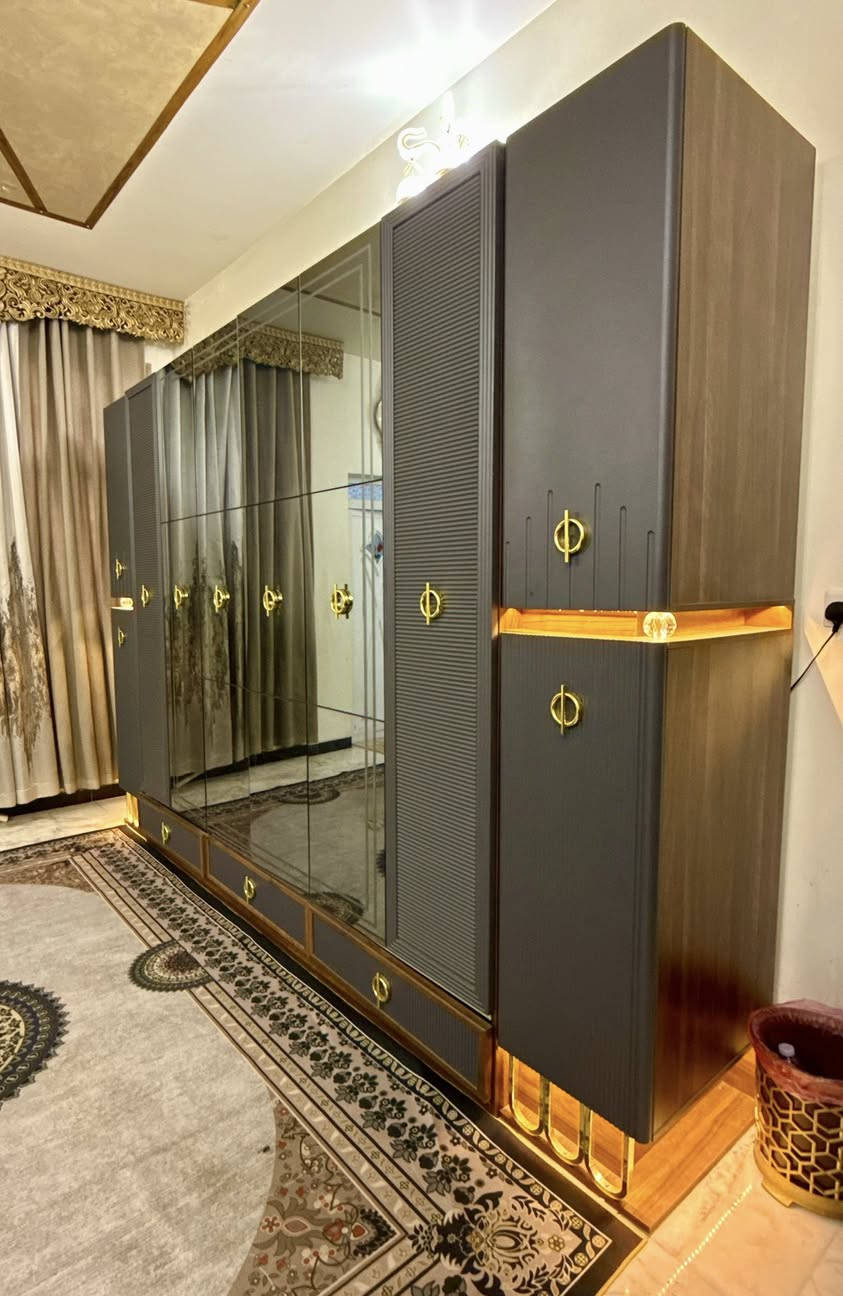 سلام عليكم غرفه تركيه تحتوي علا. 9 قطع مستعمله. قليل بسعر (مليونين 500) العنوان بغداد البلديات (***********)
