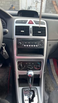 307 موديل 2006 رقم بغداد دولي السياره نضيفه وحلوه ومابيها اي نقص كشرها...