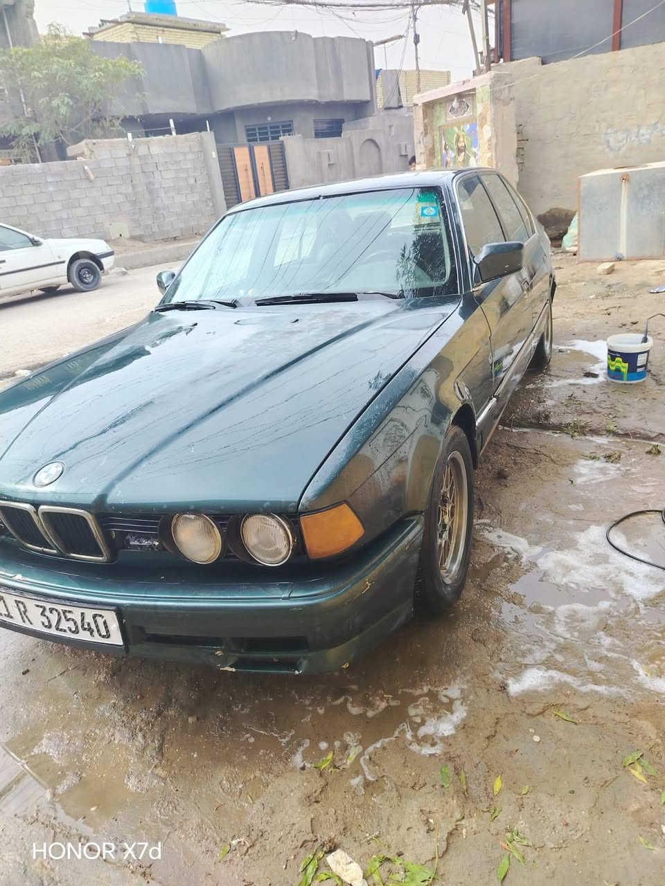 سلام عليكم بي ام 735 موديل 93
رقم بغداد نكليزي بسمي هزه جديده 
كير مكينه خير من الله كير اتو
جام اوتو سلايد سياره عليها ادامه كامله 
نوزلات وتخم بلكات فيت بم جديد 
عنواني بغداد المعامل ***********
 سعر 43 وبيها مجال بصيط
