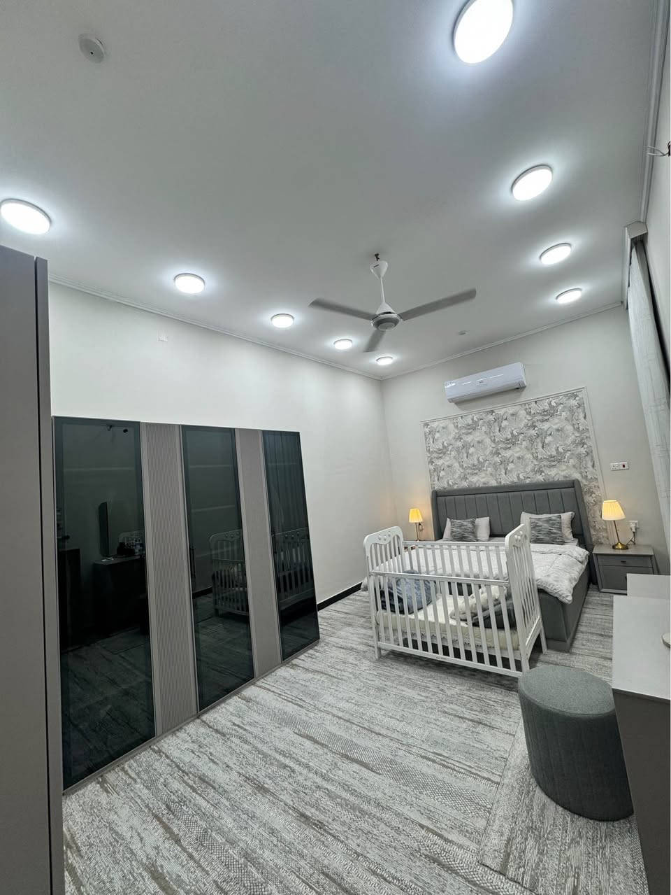 بيت طابو زراعي في البصرة / مناوي لجم / شارع المطاحن 
البيت قريب عالشارع العام 
مساحة ١٥٠م واجهة ١٠م ونزال ١٥م
يحتوي على ٤ غرف منام واحدة في الطابق الارضي و٣ فوق
السعر ٢٣٠ مليون
للاستفسار الاتصال 
 0775 213 9224 البصرة, العراق
