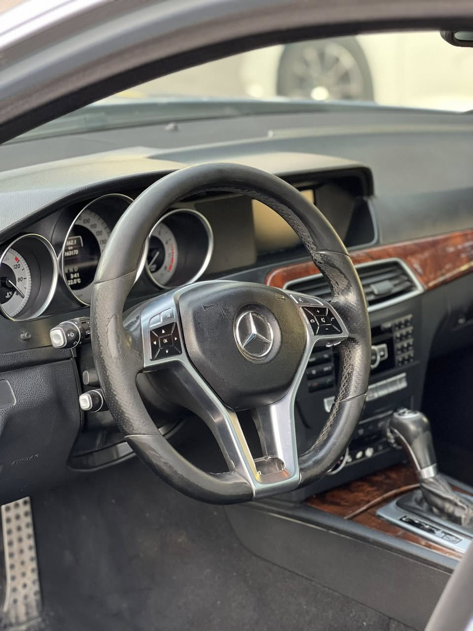 السلام عليكم
للبيع فقط

مارسدس C250 2013 
رقم بغداد بأسمي
محرك 1800 توربو 
السيارة صاروخ واقتصادية
ماشية 163 كيلو
حادث جاملغ خلفي بدون ايرباك ( خلف السائق ) 

مواصفات : 
كشنات كهرباء + تدفئة
ميموري كشن سائق
سلايد
لايتات زينون
كاربلي + اندورويد اوتو
حساسات خلفية
لاتيات ترحيب
ستيرن كهرباء ترحيب
وضعيات قيادة سبورت وايكو

السيارة مكفولة كير ومكينة

السعر 13,500 دولار وبيها مجال بسيط

مكان السيارة - بغداد حي الحسين
هاتف *********** متوفر واتساب
