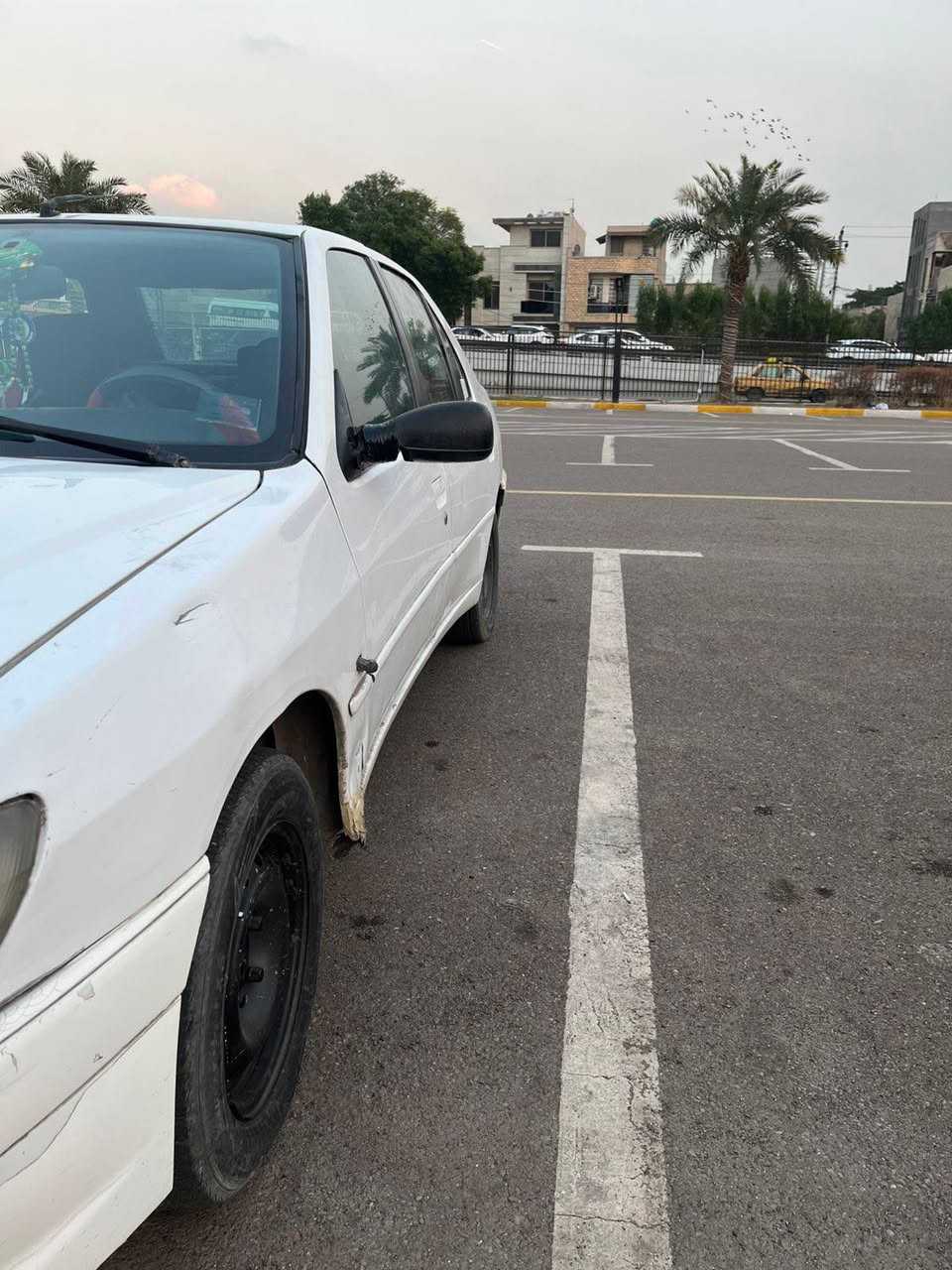 سلام عليكم بيجو فرنسي موديل 2001
اخوان السياره بلاديه مابيه صبغ فقط اكو مكانات بسيطه معجون بلصوره وضاحهً امامكم رقم بغداد تحويل ثاني يومً 
مكاني بغداد الاعظميه السعر ٣٨ او بيه مجال جدا بسيط 
‭٠٧٨٧ ٠٢٥ ٠٧٨٩‬
