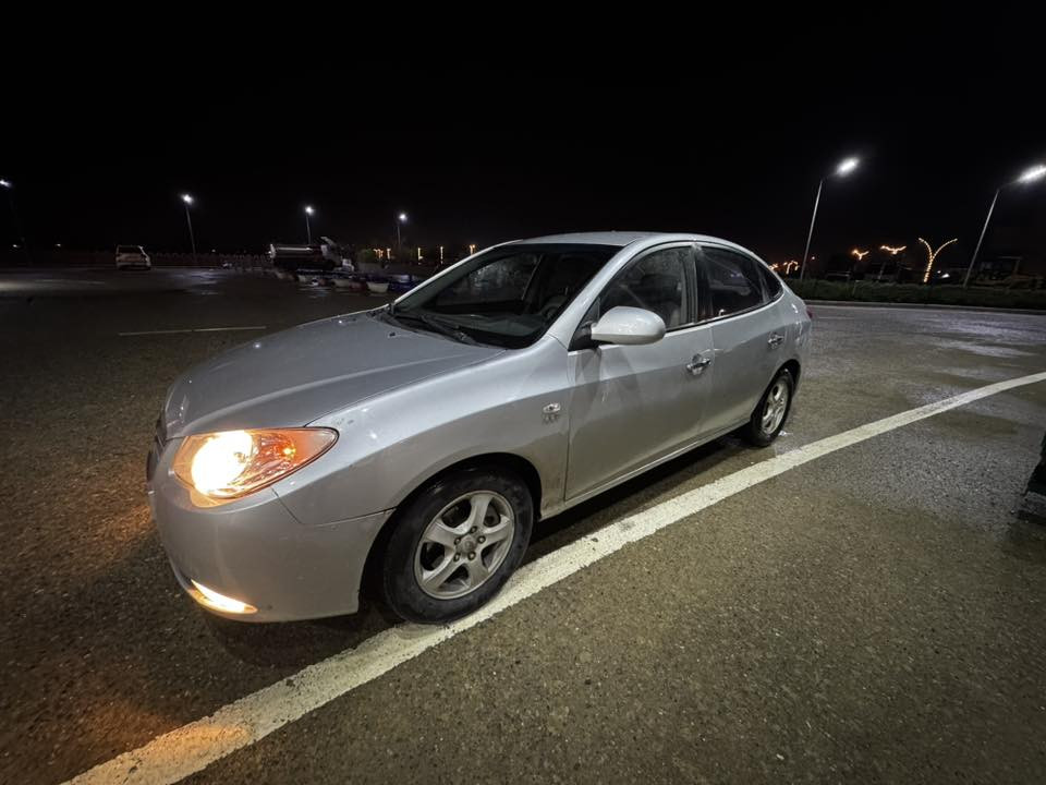 ئاڤانتی ٢٠٠٩ سلڤەر بێ مەسرووف بێ تەقەو ڕەقە  سەقفی بێ بۆیاخ لێدراویشی نیە حاسەیە گێچ وەنەوشە کوشن هیتەرە  بەشەرت گێڕوو مەکینە یەک مەسرووفی تێدا نیە بەس لێ خووڕە و حاقت نەبێت نرخیشی ٤٨ و مەجال  
ئەوەش ڕەقەم تەلەفۆن   چوارقوڕنە ***********
