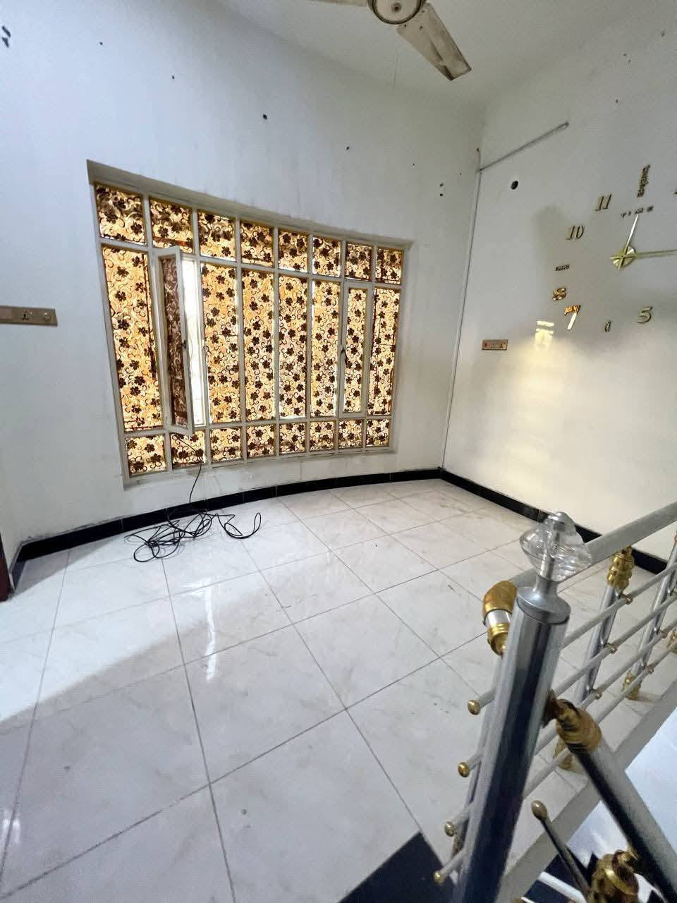 السلام عليكم**

للإيجار (مشتمل) طابقين في منطقة الطويسة** موقع مميز يحتوي على (غرفة وصالة ومطبخ وصحيات) سعر الإيجار (500) الف للإستفسار.***********
