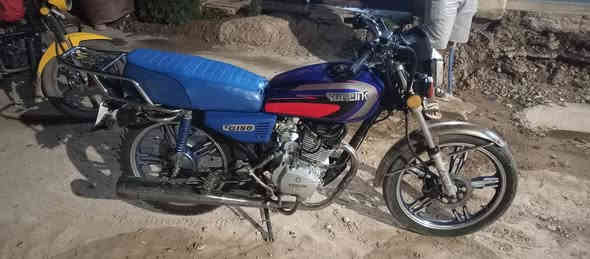 السلام عليكم دراجه لبيع موديل ٢٢ محرك مفتوح مره وحد الدراجه ما تصرف عليه ربع السعر ٣٥٠ وبيه مجال حك جيتك المكان قضاء الدور   ملاحضه مكلف بل نشر  الشراي يفوت خاص ويدلل
