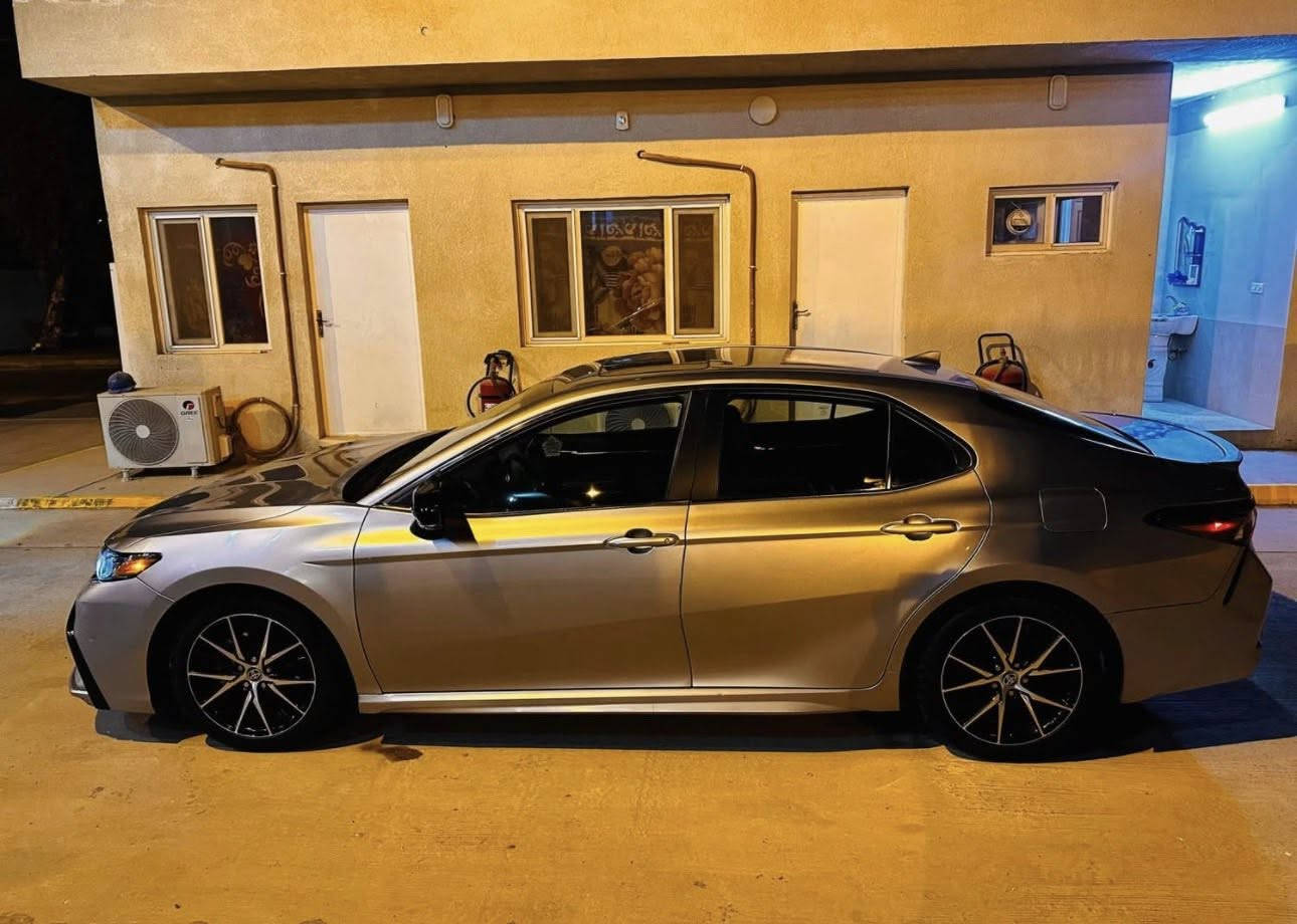 ‎سلام عليكم ورحمة الله وبركاته 
للبيع للبيع 
‏Toyota Camry 2023 se 
مواصفات : 
1-فتحه
2-بصمه 
3-كشنات جلد 
4-كشن تحكم كهرباء 
5-لايت زنون + متحسس عالي ناصي
6-محرك 2500🏁
7-تحديد مسار 
8-مانع تصادم
9-شاشه تدعم CarPlay
10-كامره خلفيه ب3 تحكمات 
11-مراية وسطيه متحسسه للضوء العالي 
12-اشاير بالمري 
13-متحسس بالمري الجانبيه عن قرب السيارات 
وبعد مواصفات الـse معروفه 
حادث السياره بنيد + جاملغ جهة السائق ايرباك دركة فقط والباقي كفاله 
السعر✅ 195💹وبيه مجال 
السياره رقم بغداد بأسمي 
مكان السياره كربلاء المقدسه مركز المدينة 
للاستفسار//***********
